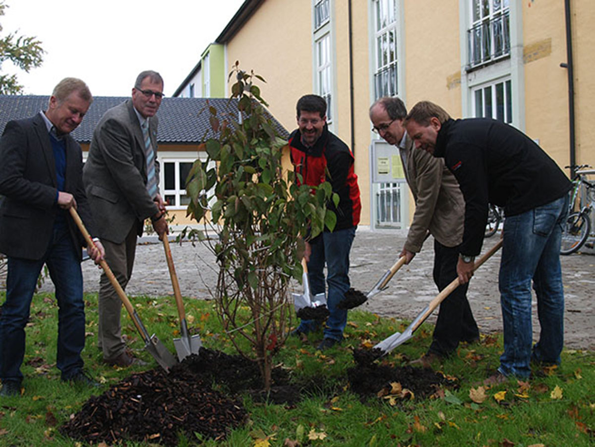 Baumpflanzaktion an der Heinrich-Braun-Mittelschule