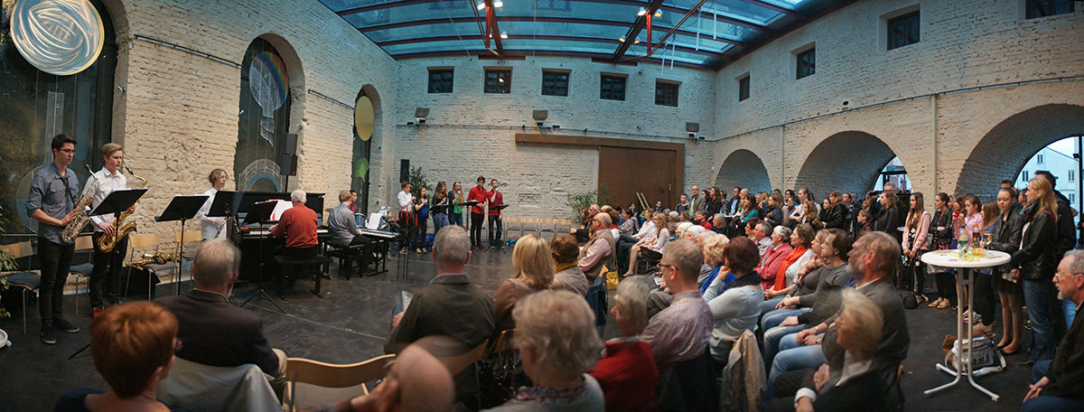 Musikschulensembles treten im Atrium am Stadtmuseum auf.