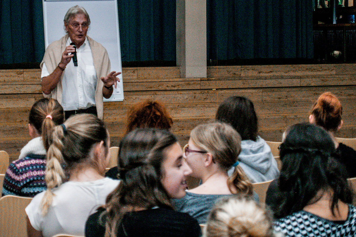 Prof. em. Dr. Belohradsky verwandelt die Aula in einen Hörsaal. 