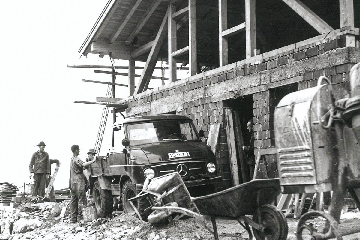 Unimogs waren nützliche Hilfsmittel beim Bau der Trostberger Hütte.