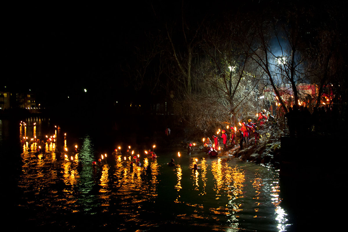 Nikolaus-Fackelschwimmen im Trostberger Alzkanal.